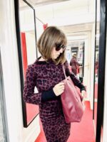 Kleid YUNA im Muster WildPlum mit Shoppertasche MADRID in bordeaux