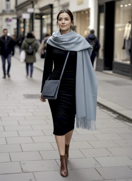 Sky Cashmere Winterschal in FadedDenim mit Clutch