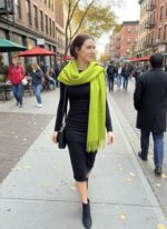 Sky Cashmere Winterschal in JuneBud mit Clutch