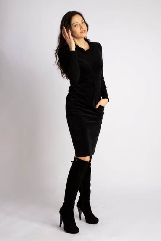 Schmales Winterkleid mit Rippenstrick-Ärmeln und -Kragen