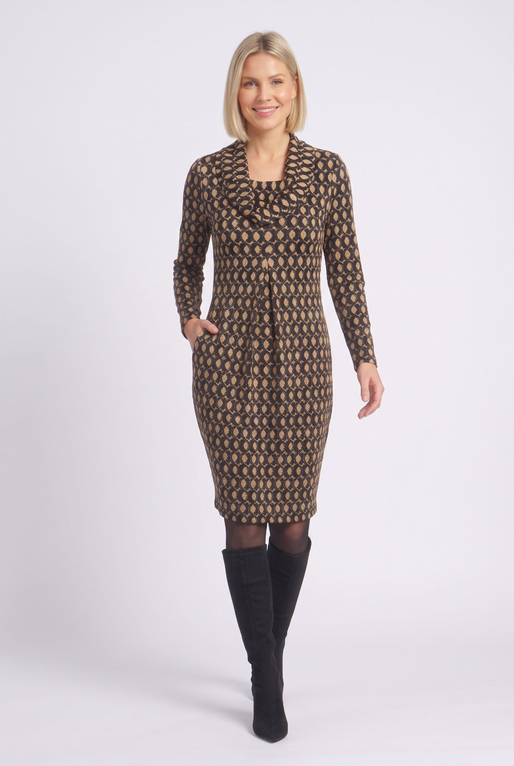 Eine Frau trägt das elegante Kleid Gesine im Muster RomaSparkle. Extravaganter Kragen, lange Ärmel und bequeme aber feminine Form.