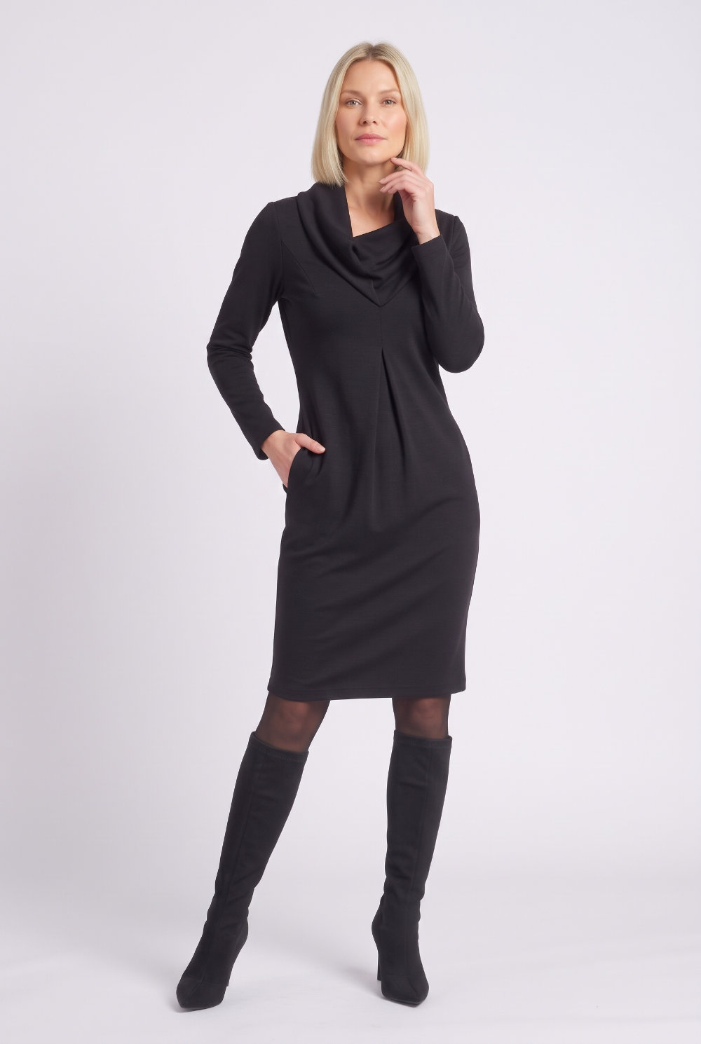 Schwarzes Damenkleid GESINE SmoothBlack mit asymmetrischem Kragen, langen Ärmeln und knielangem Rock in der Frontalansicht