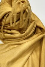 Detail Sky Cashmere Winterschal mit Fransen in SenfGelb