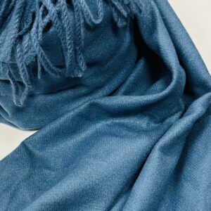 Detail Sky Cashmere Winterschal mit Fransen in Petrol