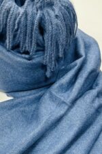 Detail Sky Cashmere Winterschal mit Fransen in BlueberryMilk
