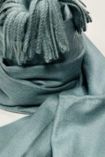 Detail Sky Cashmere Winterschal mit Fransen in AquaMarin
