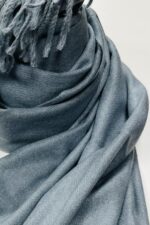 Detail Sky Cashmere Winterschal mit Fransen in FadedDenim