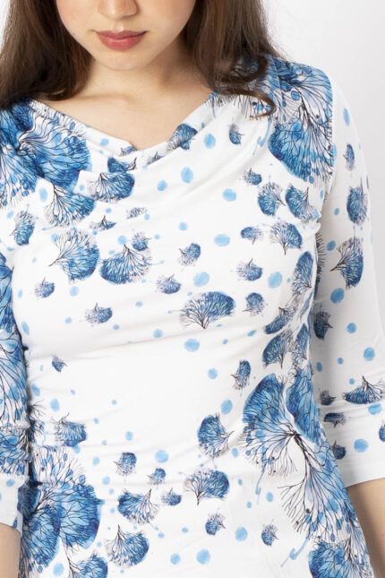 Shirt LIZ mit Exklusivdruck BlueFlakes, Wasserfallausschnitt