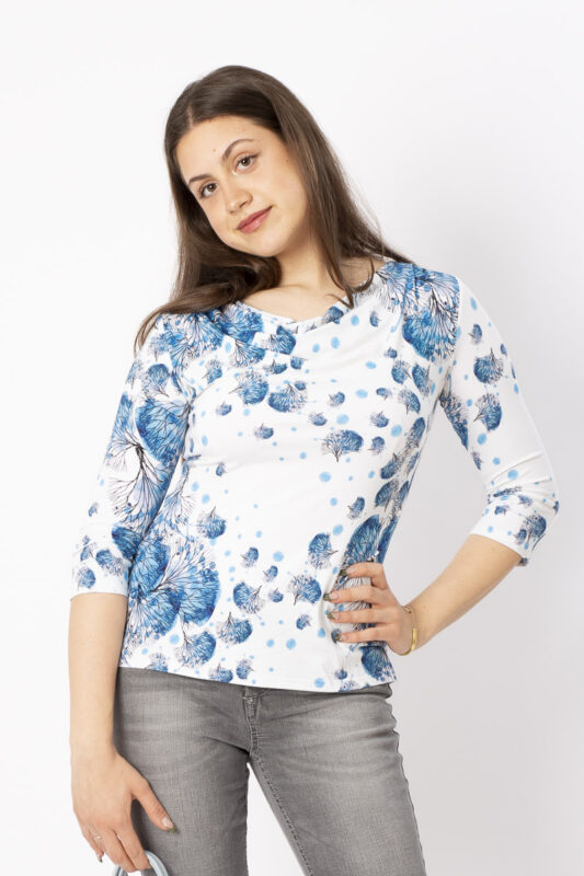 Sommerliches Shirt LIZ mit Exklusivdruck BlueFlakes von vorne
