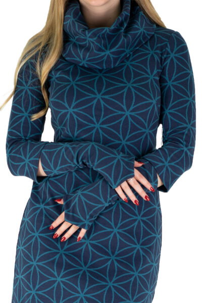 Winterkleid Lena in blauem Jaquard mit passenden Wendestulpen