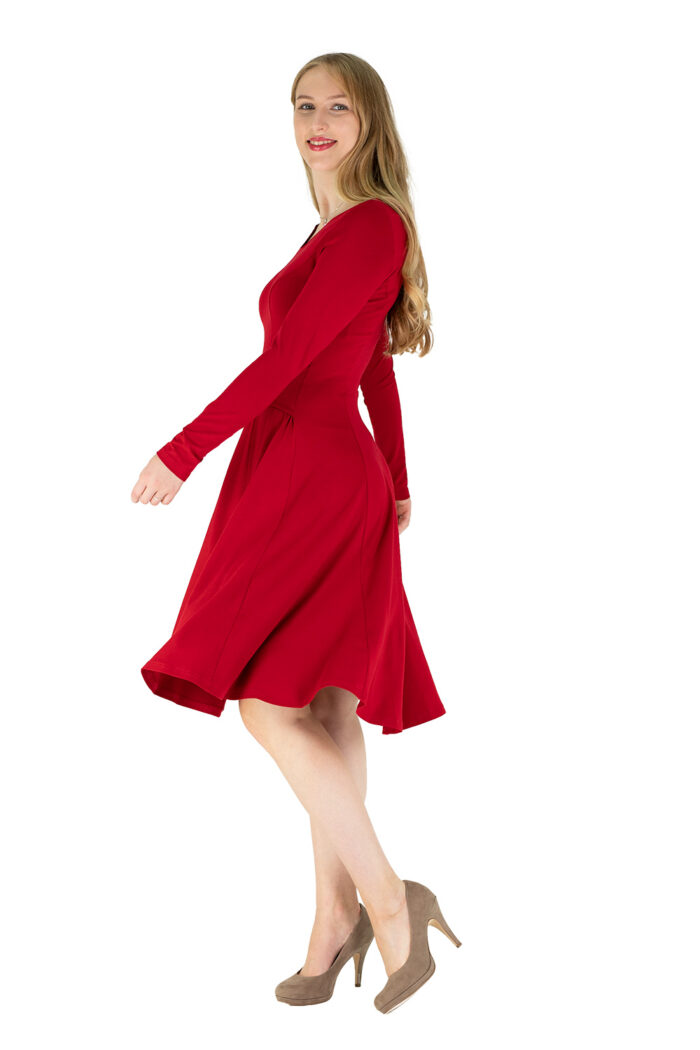 Schwingendes Tanzkleid Sabina mit langem Arm in Rot, In Bewegung
