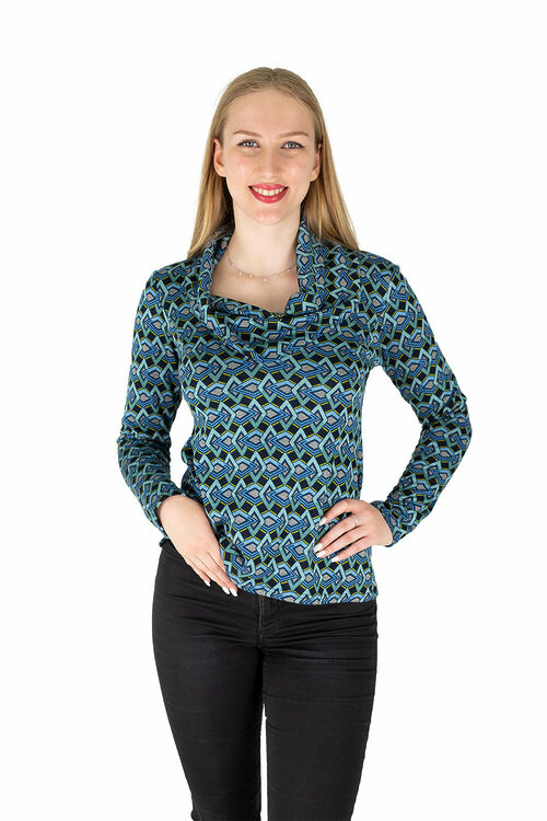 Shirt Klara mit asymetrischem Kragen in RetroBlue in Kombination mit schwarzer Jeans