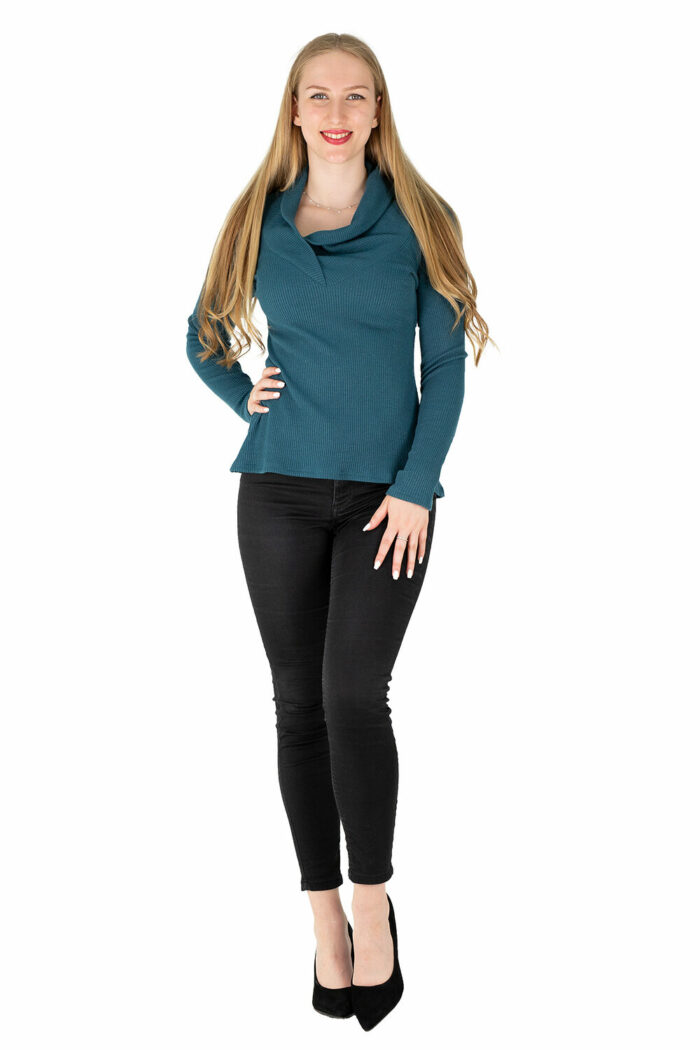 Langarm-Shirt Klara RippstrickPetrol mit asymmetrischem Kragen mitJeans