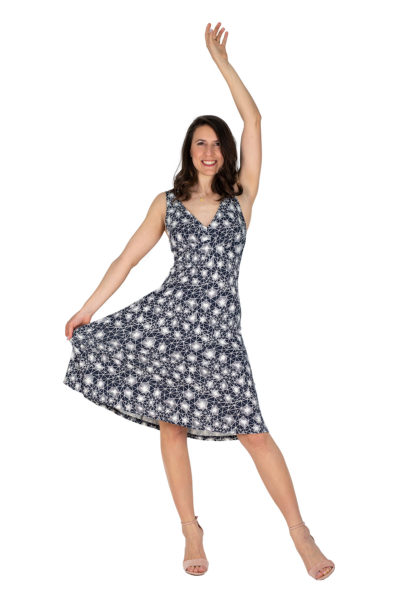 schwingendes Sommerkleid Sylvie in dunkelblau mit grafischem Linienmuster